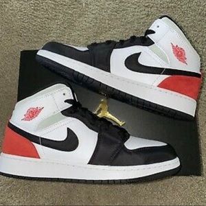 Jordan 1 miss SE white black red spruces